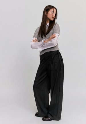 Bershka TAILORED FIT SCARF - Housut - black