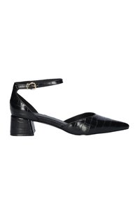 Zapatos de tacón cuadrado de piel sintética negra con punta afilada y correa en el tobillo, con un patrón de textura de cocodrilo y lados abiertos.