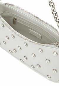 Clutch bag in pelle bianca con accenti di borchie in tono argento, chiusura con cerniera e tasca interna con una piccola cerniera. Include tracolla a catena.