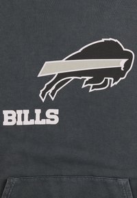 Sudadera gris con una gran silueta de un búfalo y el texto "BILLS" en blanco. La tela parece suave con un diseño de ajuste clásico.