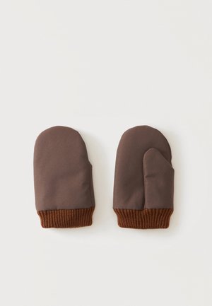 Pa paire de moufles marron avec des poignets côtelés, l’une montrant le côté pouce et l’autre le côté paume, sur un fond clair uni.