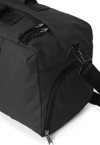 Černý sportovní batoh s texturovaným materiálem, vybavený zipovým uzávěrem, nastavitelným popruhem a boční kapsou na zip. Elegantní a obdélníkový design.