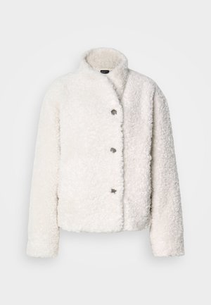 Balts mākslīgais kažoks ar augstu apkakli, pogu aizdari un mīkstu, strukturētu virsmu. Iespējas ietver brīvu piegriezumu un garas piedurknes.