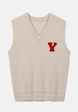 Gilet sans manches en tricot beige avec col en V et une lettre "Y" rouge texturée cousue sur la partie gauche de la poitrine.