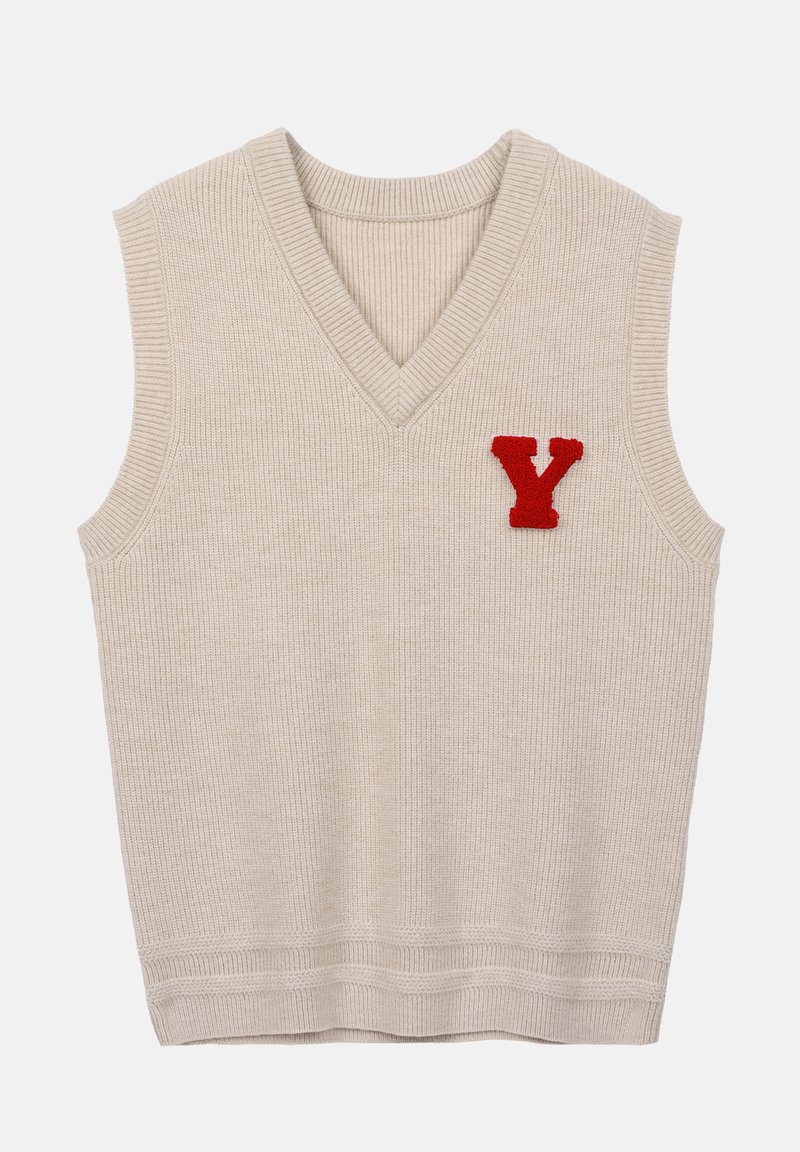 Gilet sans manches en tricot beige avec col en V et une lettre "Y" rouge texturée cousue sur la partie gauche de la poitrine.