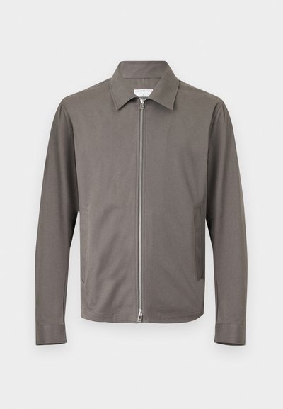 Γκρι μακρυμάνικο μπουφάν με φερμουάρ, γιακά και δύο πλαϊνές τσέπες, απεικονίζεται σε απλό ανοιχτό φόντο.