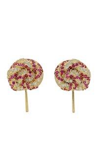 Orecchini in tonalità oro con design a spirale, adornati con gemme rosa e cristalli trasparenti, caratterizzati da una finitura lucida e chiusura a perno.