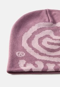 Roosa ribaga kudum beanie, millel on spiraalpattern ja logo. Omab pehmet tekstuuri ja ääres on volt. Valmistatud venivast materjalist.