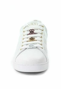 Vit sneaker med en glänsande yta, guldögonhål och dekorativa snörningsdetaljer med röda, gula och vita accenter. Platt sula.