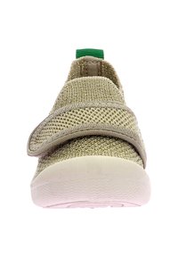 Scarpe slip-on verde chiaro realizzate in tessuto texturizzato con una larga fascia in Velcro, caratterizzate da una punta rotonda e una suola in gomma flessibile.