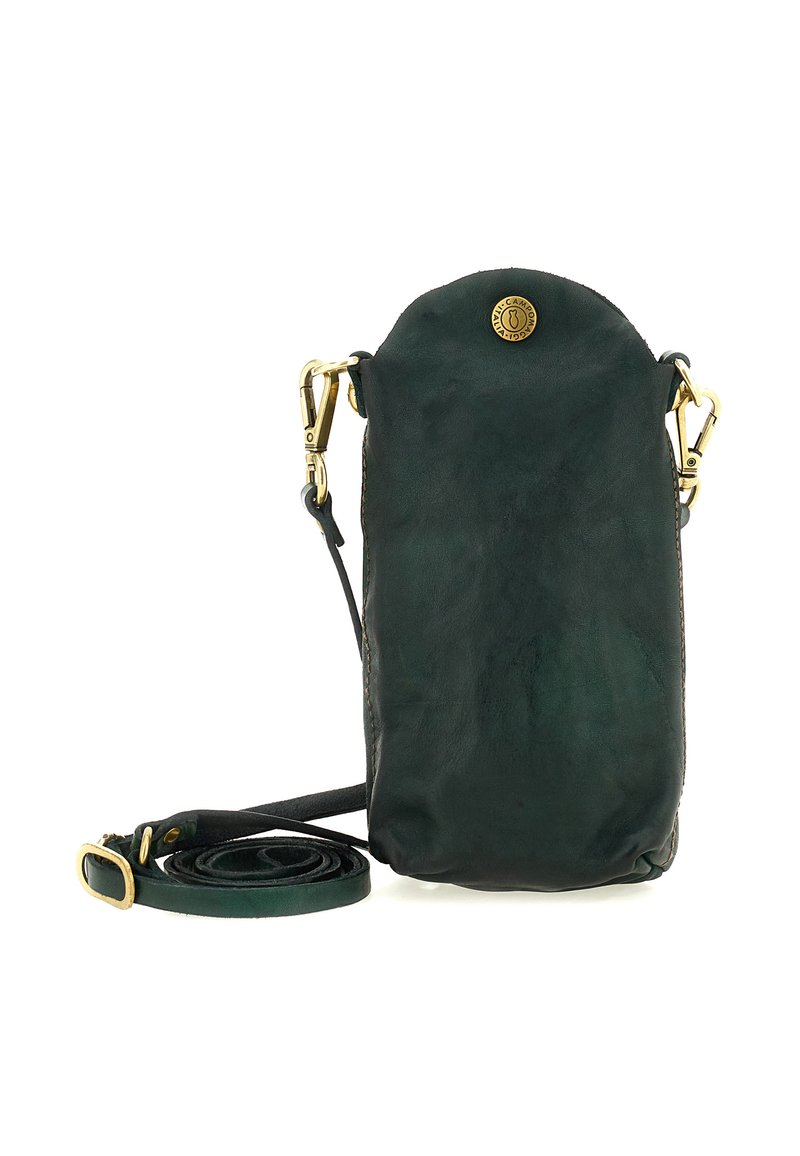 Borsa a tracolla verde in pelle con parte superiore rotonda, hardware dorato, tracolla regolabile e texture liscia. Presenta un logo sulla parte anteriore.