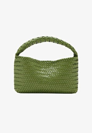 Bolso de mano de cuero trenzado verde con un asa redondeada y cuerpo rectangular, exhibido sobre un fondo blanco liso.