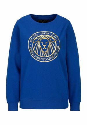 Blauwe sweatshirt met lange mouwen, ronde hals en geribbelde boorden. Bevat een gouden leeuw-embleem en tekst in een cirkelvormig ontwerp op de voorkant.