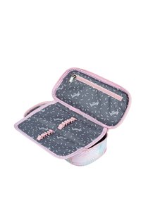 Reißverschlussbeutel in Pastellrosa und -blau, mit einem grauen Innenfutter und weißen Mustern, elastischen Bändern zur Organisation und einer kleinen Reißverschlusstasche.