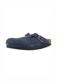 Zoccoli in camoscio blu navy, con plantare in sughero, cinturino regolabile, punta arrotondata e suola in gomma testurizzata per una migliore aderenza.