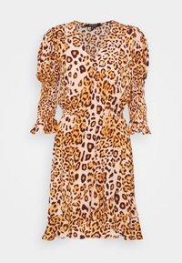 Vestido envolvente de estampado de leopardo con cuello en V, mangas tres cuartos fruncidas y dobladillo con volantes en tonos beige y marrón.