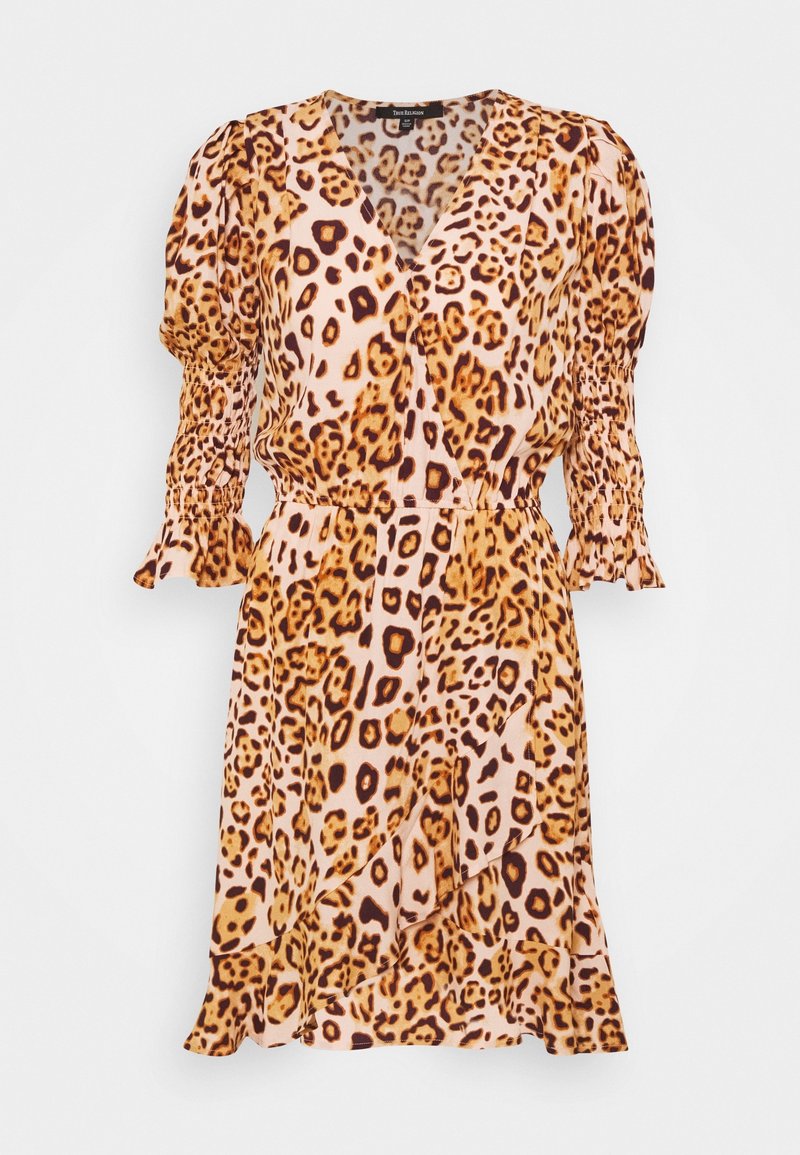 Vestido envolvente de estampado de leopardo con cuello en V, mangas tres cuartos fruncidas y dobladillo con volantes en tonos beige y marrón.