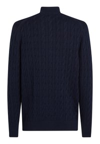 Donkerblauwe kabelgebreide trui met lange mouwen en een geribde coltrui, gezien van achteren.