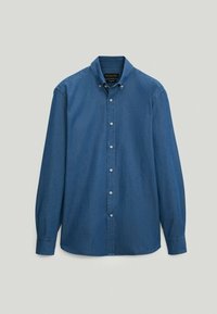 Niebieska dżinsowa koszula z długim rękawem, zapinana na guziki, z kołnierzykiem typu button-down, z przodem na guziki oraz jedną kieszenią na piersi, charakteryzująca się luźnym krojem i subtelną teksturą.