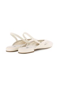 Bailarinas trenzadas en color beige con punta afilada, tela texturizada y suela plana de goma. Presentan tiras delgadas y un diseño recortado.