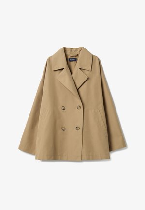Beige dubbele rij knopen trenchcoat met brede revers, vier knopen, zijzakken en lange mouwen, weergegeven op een witte achtergrond.