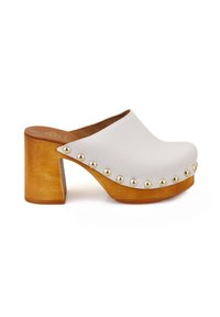 Sabots en cuir blanc avec des talons en bois. Présentent une pointe arrondie et des clous dorés sur le côté. Texture lisse avec un grain subtil.