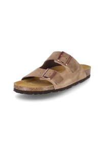 Bruine suède slide sandalen met dubbele verstelbare gespen, een gevoerd voetbed en een gestructureerde rubberen zool voor grip.