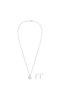 Collana d'argento con un pendente circolare testurizzato, accompagnata da orecchini a bottone d'argento coordinati con forme allungate.