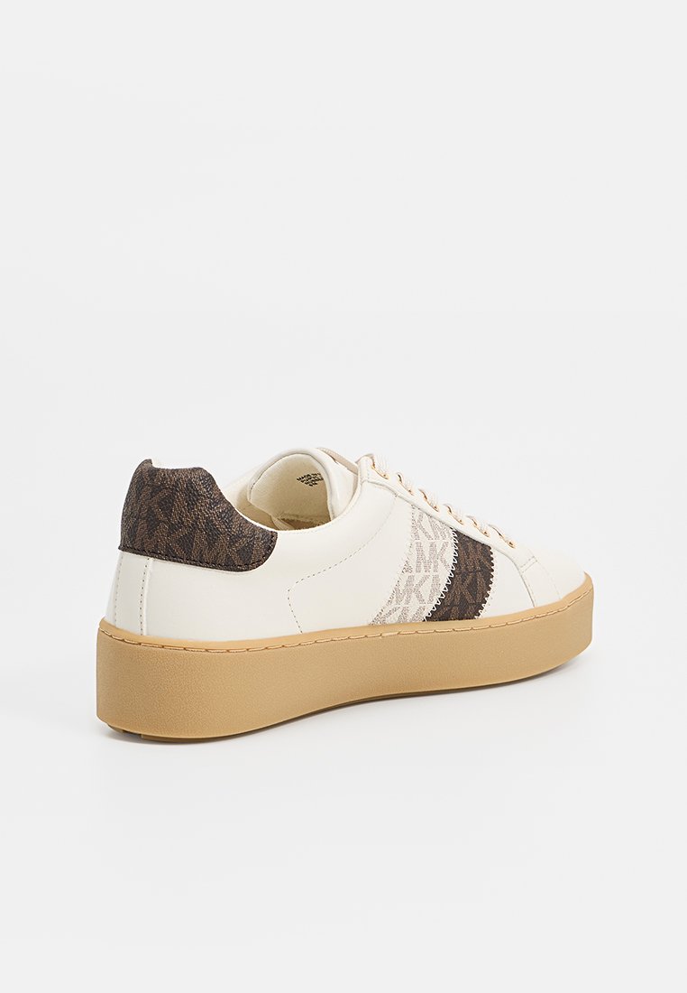 Zapatilla de piel blanca con un acento marrón texturizado en el talón, que presenta una suela de plataforma marrón claro y un sutil logo en el lateral.