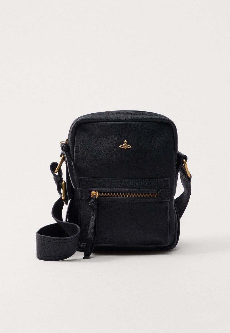 Černá kožená crossbody taška s přední kapsou na zip, zlatými kovovými prvky, nastavitelným popruhem a hladkým povrchem. Kompaktní obdélníkový design.