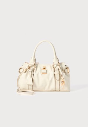 Sac à main en cuir blanc embossé avec une forme structurée, double poignées supérieures et quincaillerie dorée. Comprend une bandoulière ajustable et des charms en forme de clé.