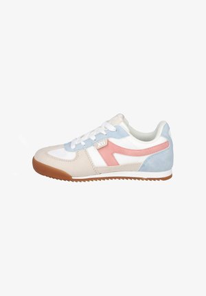 Zapatilla deportiva con parte superior en beige y blanco con acentos en rosa y azul, ante y cuero texturizados, cordones blancos y suela de goma marrón.