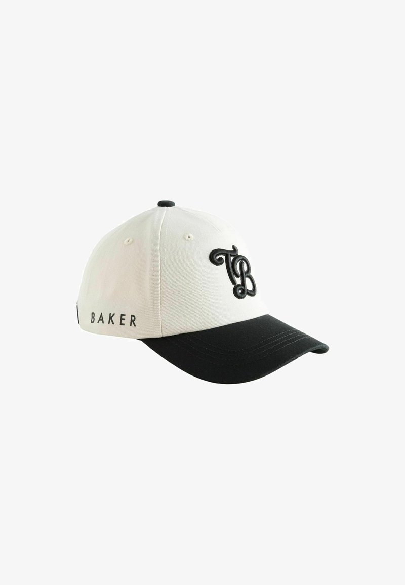 Casquette de baseball blanche et noire avec "TB" brodé sur le devant et "BAKER" imprimé sur le côté, sur fond blanc.