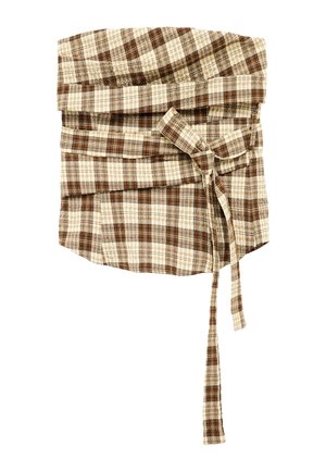 Brun og beige ternet stofnederdel med bælte bundet i taljen, med en lige kant og afslappet stil.