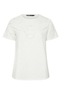 Camiseta blanca de manga corta con un diseño de encaje texturizado en el pecho, con intrincados patrones recortados y un escote redondo.