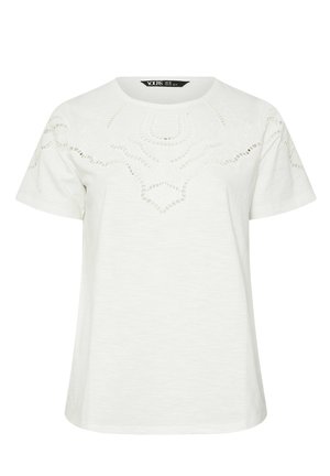 Weißes Kurzarm-T-Shirt mit einem strukturierten Spitzenmuster über der Brust, das komplexe Aussparungsmuster und einen runden Ausschnitt aufweist.