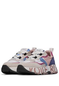 Sneaker multicolori che presentano un mix di materiali scamosciati e tessili. Il design include lacci neri, una base bianca e il marchio 'VOILE BLANCHE' sulla suola.