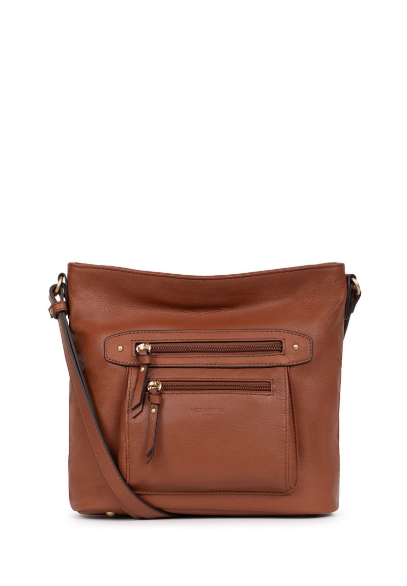 Borsa a spalla in pelle marrone con due tasche frontali con zip, tracolla regolabile e texture liscia. Presenta dettagli in metallo dorato.