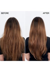 Długie brązowe włosy widziane od tyłu, lewa strona spuszona i sucha, prawa strona gładka i błyszcząca, pokazująca efekty pielęgnacji włosów.