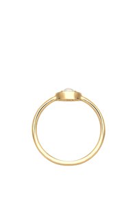 Goldring mit einem klaren Stein in der Mitte. Schlichte, glatte Band mit hochglanzpolierter Oberfläche und elegantem, minimalistischem Design.