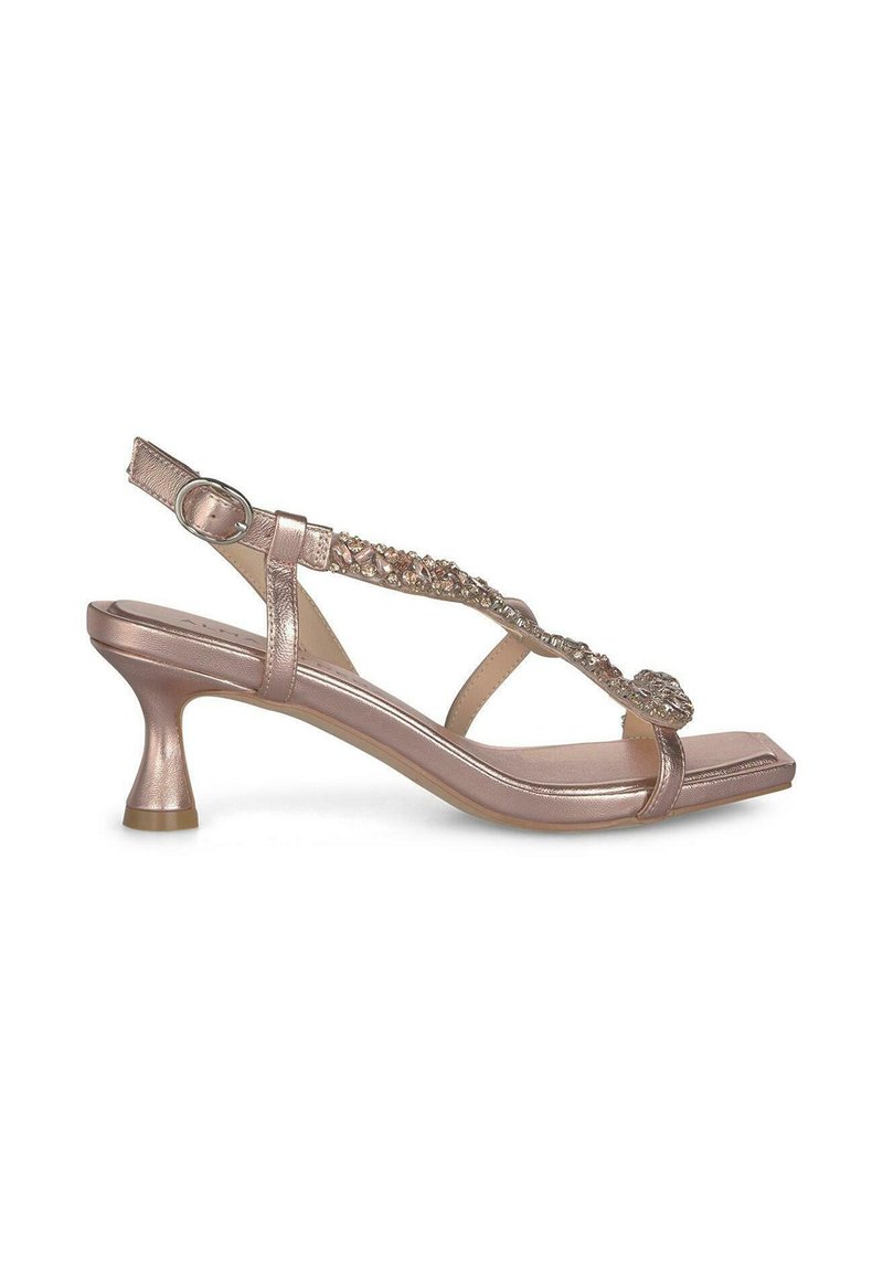 Sandali con tacco metallici in rosé, caratterizzati da un design a strappi, impreziositi da cristalli e una punta quadrata. Comprendono una cintura con fibbia alla caviglia.