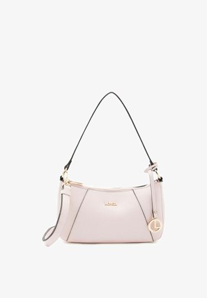 Hellrosa strukturierte Leder-Schultertasche mit goldfarbenem Logo und Anhänger, schwarzem Besatz und verstellbarem Riemen auf weißem Hintergrund.