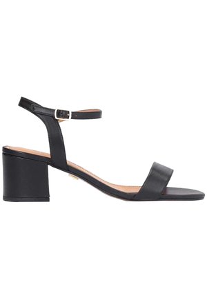 Czarne skórzane sandały na obcasie z kwadratowym noskiem, paskiem na kostce i słupkowym obcasem. Gładka faktura z minimalistycznym designem i metalowym akcentem w postaci klamry.