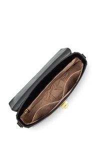 Borsa a tracolla in pelle nera con una superficie liscia e accessori in oro. L'interno presenta una fodera in tessuto beige e diversi scomparti per l'organizzazione.