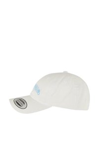 Hvid bomulds-baseballkasket med en buet skygge, prydet med lysblå broderet tekst og en justerbar rem. Blød tekstur og seks-panel design.