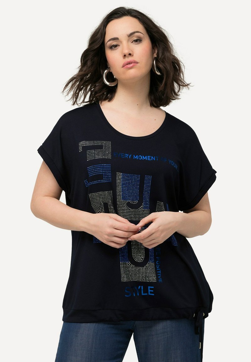 Ulla Popken T-SHIRT, FARBVERLAUF, CLASSIC, RUNDHALS, HALBARM - T-shirt con stampa - snow white/blu scuro