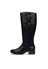 Bota de cuero negro hasta la rodilla con punta redonda, dos hebillas de correa ajustables y un tacón bajo estratificado. Textura suave, sin patrones.