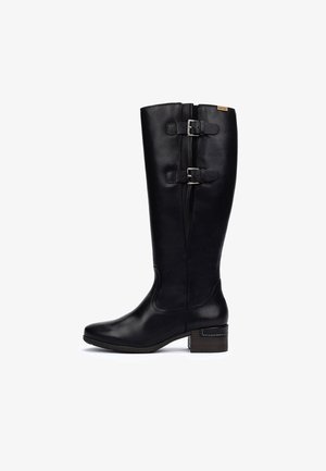 Bota de cuero negro hasta la rodilla con punta redonda, dos hebillas de correa ajustables y un tacón bajo estratificado. Textura suave, sin patrones.