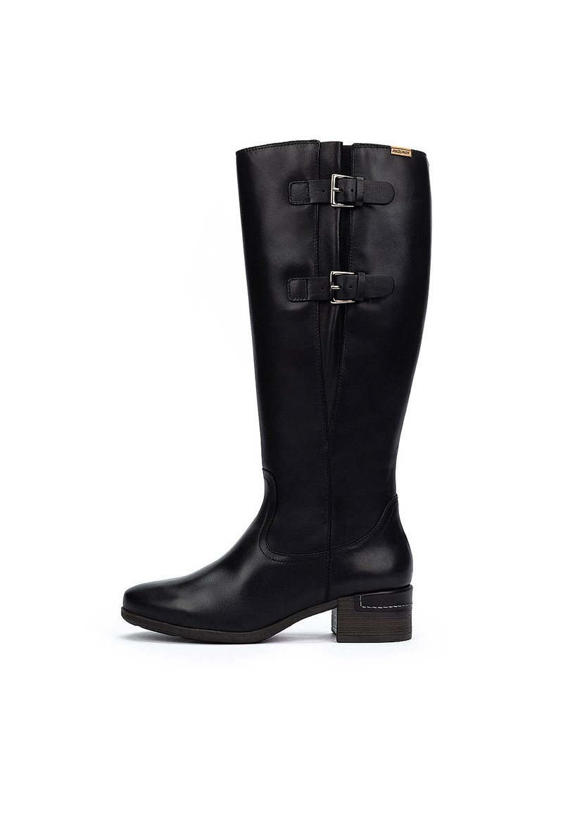 Bota de cuero negro hasta la rodilla con punta redonda, dos hebillas de correa ajustables y un tacón bajo estratificado. Textura suave, sin patrones.