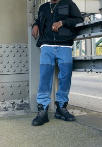 Dr. Martens Bottines à plateau - black